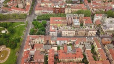 İtalya 'nın Milano kentindeki çatıların hava manzarası 