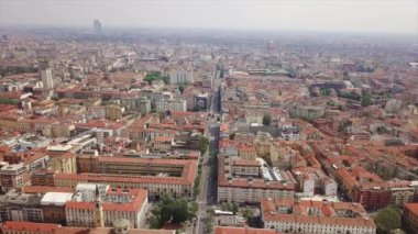 İtalya 'nın Milano şehrindeki trafiğin hava görüntüsü 