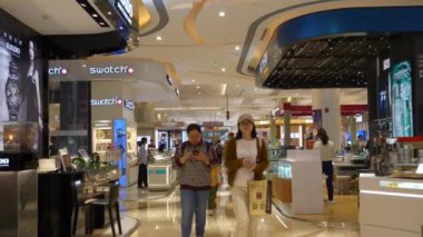 Nanjing şehrindeki ünlü modern alışveriş merkezi, Çin, yavaş çekim, panorama, 4k 