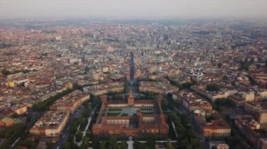 İtalya 'nın Milano şehrindeki şehir parkı kalesinin havadan görüntüsü 