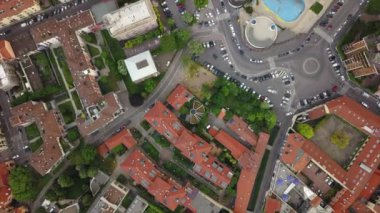 İtalya 'nın Milano şehrindeki trafiğin hava görüntüsü 