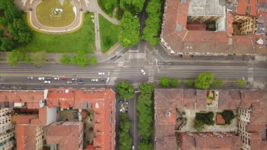 İtalya 'nın Milano şehrindeki trafiğin hava görüntüsü 