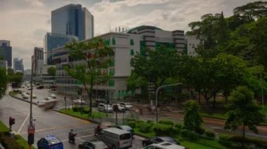 Trafik caddede ilerliyor, Singapur mimarisi arka planı, 4k, zaman aşımı  