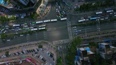 Zhuhai şehrindeki şehir trafiğinin hava görüntüsü, Çin, 4K 