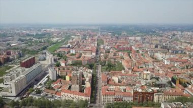 İtalya 'nın Milano şehrinde şehir trafiğinin hava görüntüsü 
