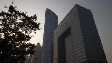 Qingdao şehrindeki modern ofis binaları, Çin, 4K