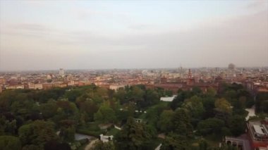 İtalya 'nın Milano şehrinde park ve stadyumlu şehir manzarası 