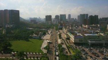 Zhuhai şehrindeki şehir trafiğinin hava görüntüsü, Çin, 4K 