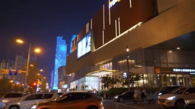 Qingdao şehrinde şehir trafiği ile gece aydınlanması, Çin