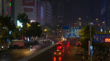 Gece vakti Nanjing 'i sokak trafiği, Çin, panorama, 4k ile aydınlattı. 
