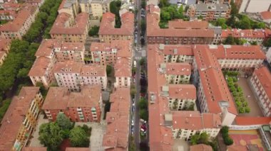 İtalya 'nın Milano kentindeki çatıların hava manzarası 