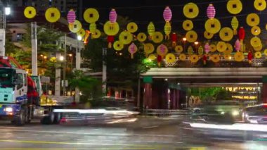 Çin şehir trafik sokağında gece aydınlatması, bayram süslenmiş kavşak, Singapur, 4K, zaman aşımı  