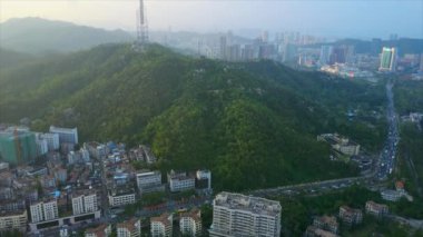 Zhuhai 'deki havadan şehir manzarası ünlü balıkçı kız anıtı plaj körfezi, Çin, 4K 