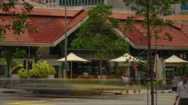 Trafik caddede ilerliyor, Singapur mimarisi arka planı, 4k, zaman aşımı  