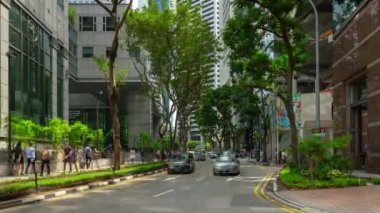 Trafik caddede ilerliyor, Singapur mimarisi arka planı, 4k, zaman aşımı  