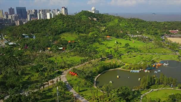 珠海市の街並みと景山公園 昼間の空中ビュー — ストック動画