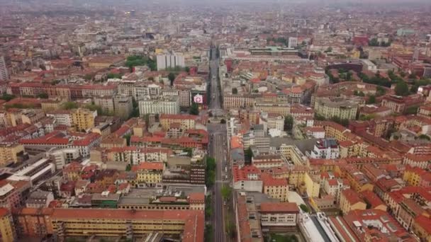 Αεροφωτογραφία Της Κυκλοφορίας Στο Δρόμο Στην Πόλη Του Μιλάνου Ιταλία — Αρχείο Βίντεο