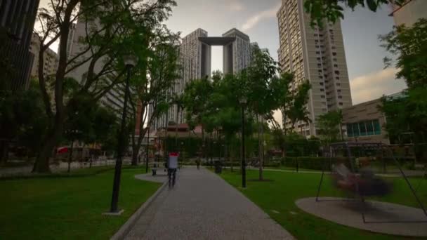 Kända Lägenhetskomplex Med Park Singapore Time Lapse — Stockvideo