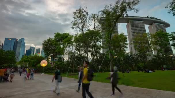 Переполненная Дорога Всемирно Известный Отель Сингапур Тайм — стоковое видео