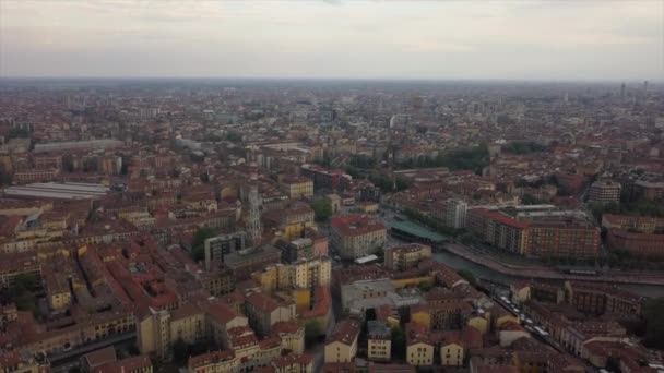 イタリア ミラノ市の地区で有名な運河の空中ビュー — ストック動画