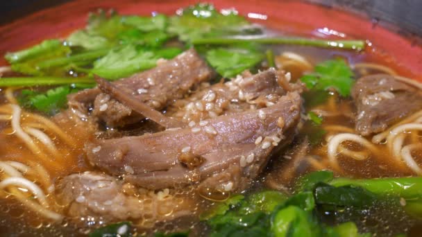 Słynna Chińska Zupa Zbliżenie Azjatyckiego Ulicznego Jedzenia — Wideo stockowe