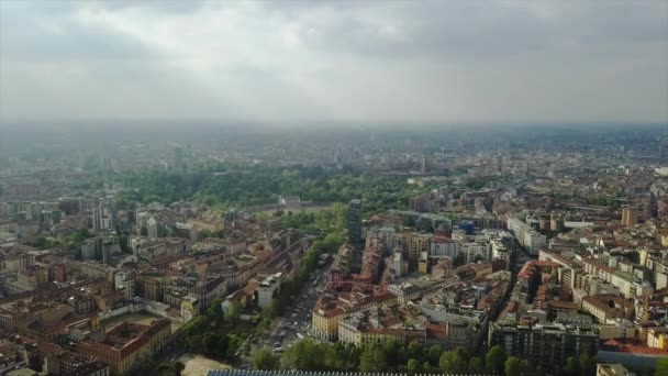 Αεροφωτογραφία Του Cityscape Πάρκο Και Γήπεδο Στο Μιλάνο Ιταλία — Αρχείο Βίντεο