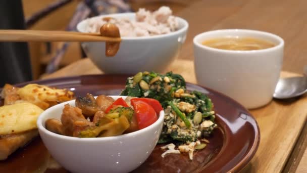 Nanjing Şehrindeki Geleneksel Çin Restoranında Yemek Çubuklarıyla Kadın Parmakları — Stok video