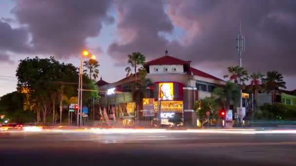 Gece Aydınlandı Bali Adası Changgu Meşhur Kalabalık Cadde Kavşağı — Stok video