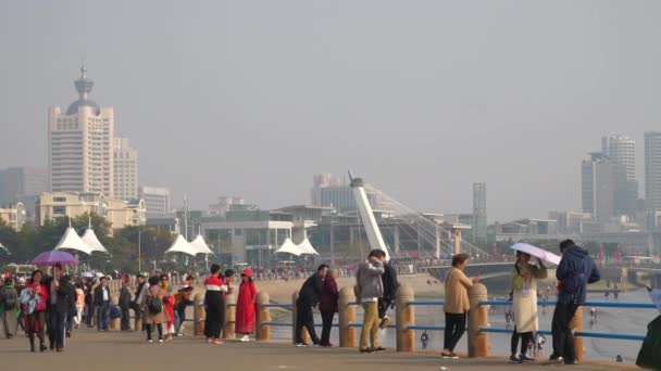 Bahía Llena Gente Ciudad Qingdao China Cámara Lenta — Vídeos de Stock