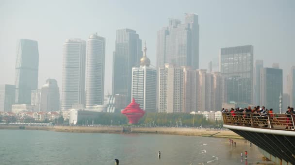 Passerelle Piétonne Bondée Qingdao Chine — Video