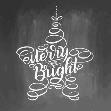 Yıldız ağacı oyuncağıyla çerçevelenmiş neşeli ve parlak harfler. El yazısı çizimi, ilham verici alıntılar. Tebeşir tahtası geçmişi, beyaz harfler, illüstrasyon. Tipografi tatil iletisi.