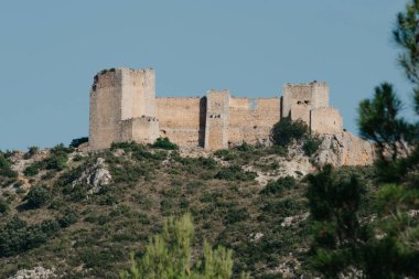İspanya Hill'de çekmede akşam üzerinde eski bir kale. El Castillo de Chirel.