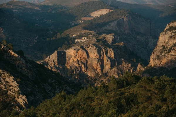 Montaña Rocosa Entre Otras Montañas España Atardecer —  Fotos de Stock