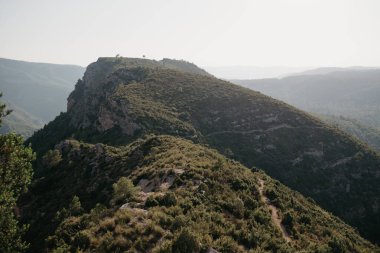 İspanya akşam yeşil bitkiler ile korku veren büyük tepe