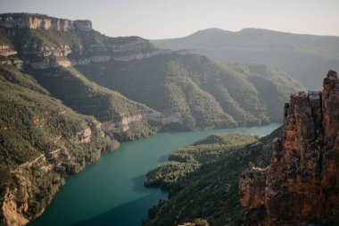 Güzel eski kanyonun dibinde harika zümrüt Nehri ile yeşil orman sunset Bulvarında İspanya'kaplı