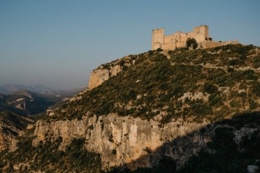 İspanya Vadisi günbatımı ışıkları üzerinde tepe üstünde eski bir kale. El Castillo de Chirel. 