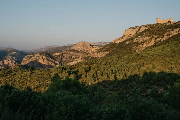 Montañas Rocosas Con Antiguo Castillo Distancia Con Sombra Gigante Frente —  Fotos de Stock