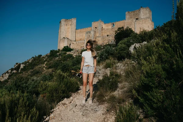 Roztomilá Mladá Žena Bílé Tričko Bílé Šortky Skákání Písčité Cestě — Stock fotografie