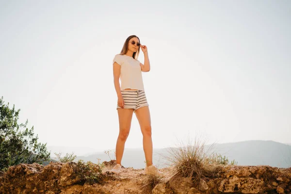 Pretty Young Woman Shirt Shorts Sunglasses Looking Right Side Hill — Stock Photo, Image