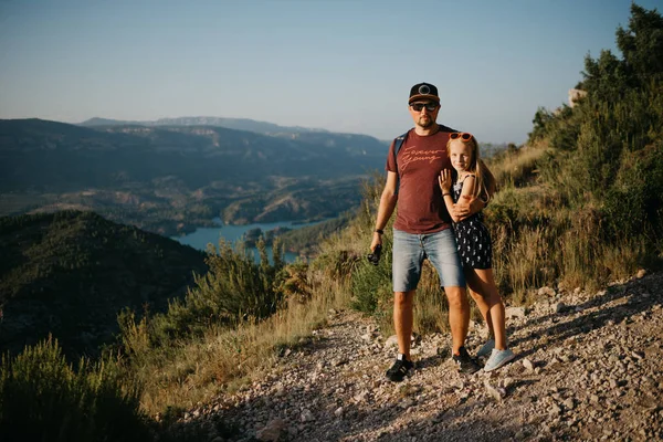 Père Avec Fille Posant Sur Route Sablonneuse Avec Canyon Lac — Photo