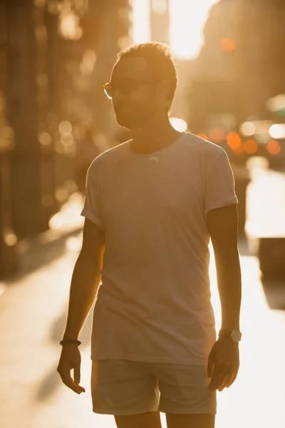 Ένας Νεαρός Άνδρας Γενειάδα Που Παρουσιάζουν Στις Ακτίνες Του Ηλιοβασίλεμα — Φωτογραφία Αρχείου