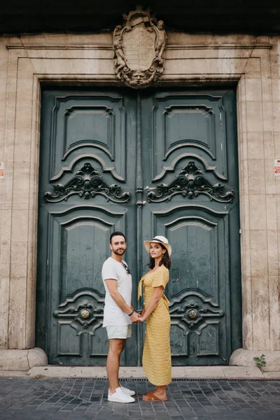 Menina Morena Bonita Com Seu Namorado Com Barba Ficar Mãos — Fotografia de Stock