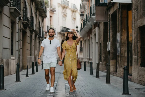 Menina Morena Bonita Com Seu Namorado Com Barba Andando Mãos — Fotografia de Stock