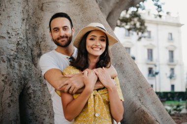 İspanya dev ağaç altında akşam poz sakallı erkek arkadaşı olan güzel esmer kadın