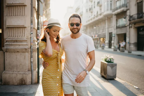 Menina Morena Bonita Com Seu Namorado Com Barba Juntos Antiga — Fotografia de Stock