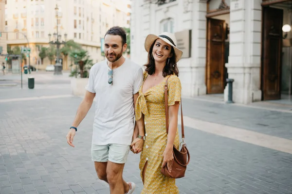 Élégante Fille Brune Dans Chapeau Avec Son Petit Ami Avec — Photo