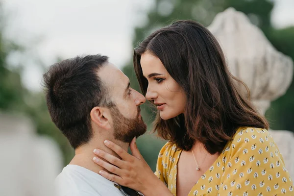 Menina Morena Elegante Com Seu Namorado Com Barba Sentados Juntos — Fotografia de Stock