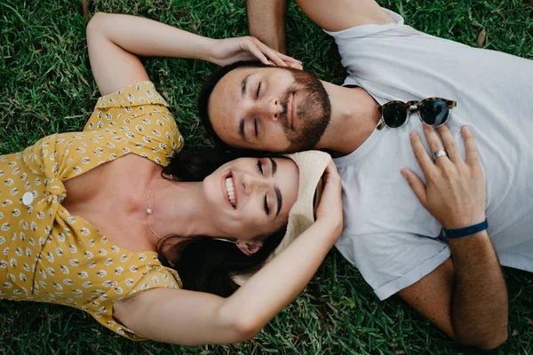 Élégante Fille Brune Mignonne Avec Son Petit Ami Avec Barbe — Photo