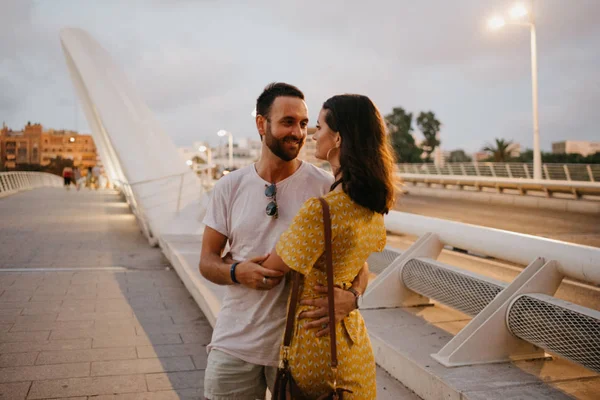 Jolie Fille Brune Avec Son Petit Ami Barbe Câlinant Regardant — Photo