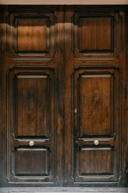 Güzel kendi kendine yapılan eski ahşap bir kapı İspanya. Çikolata rengi 